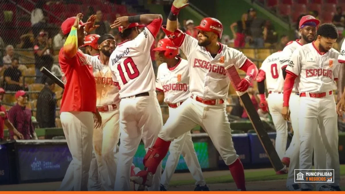 Jugadores de los Leones del Escogido celebran su victoria en el estadio Quisqueya Juan Marichal.
