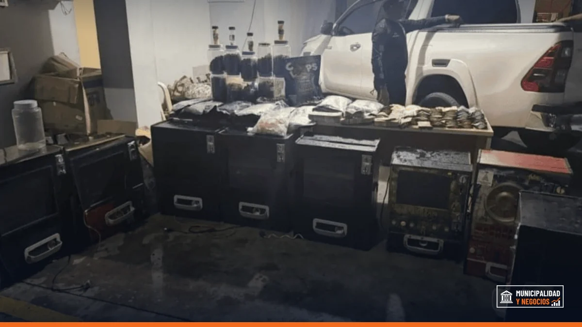 Agentes de la Policía Nacional durante el allanamiento en Capotillo.