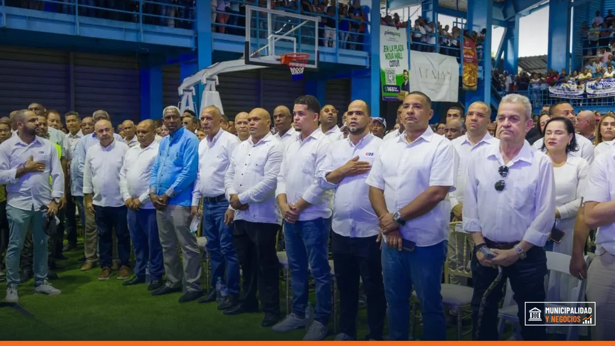 Representantes del sector construcción participan en el acto de juramentación en Sánchez Ramírez.