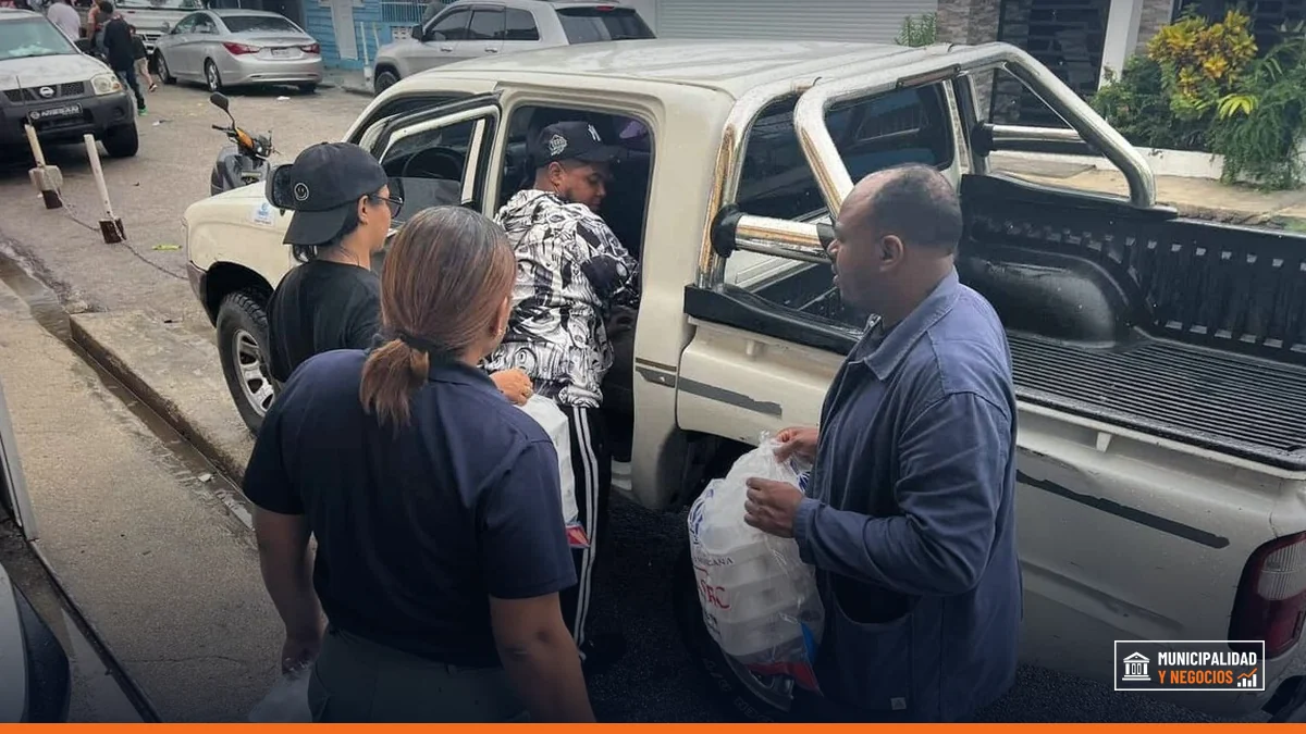 Familias reciben alimentos en un operativo de la Dasac en una zona afectada por inundaciones.