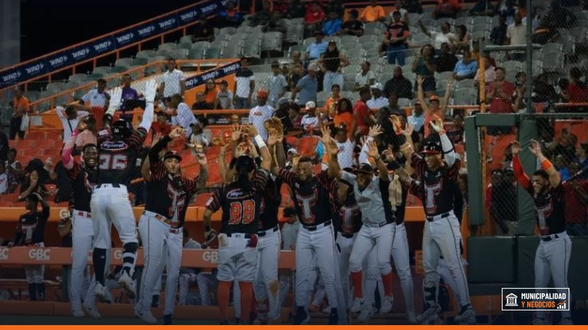 Jugadores de los Toros del Este celebran el triunfo en el Estadio Francisco A. Micheli.