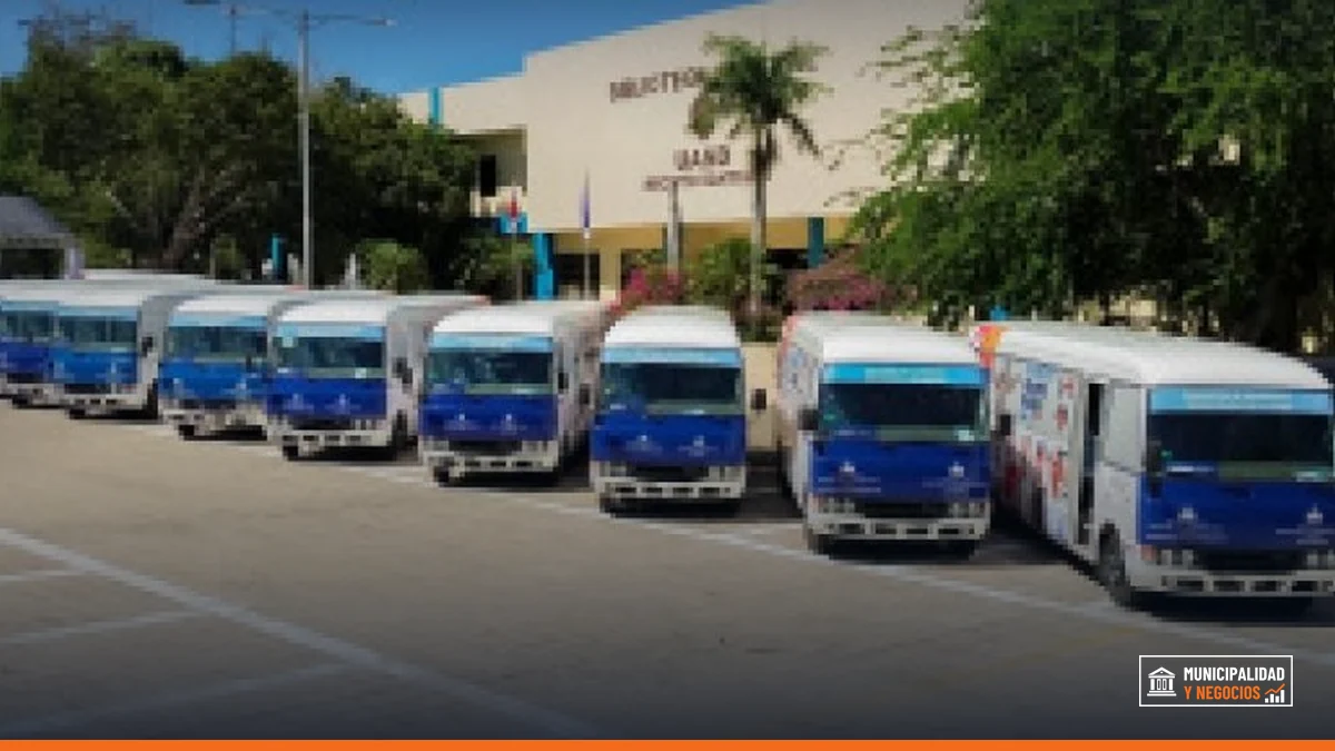 Foto de archivo de un autobús escolar en la vía pública.