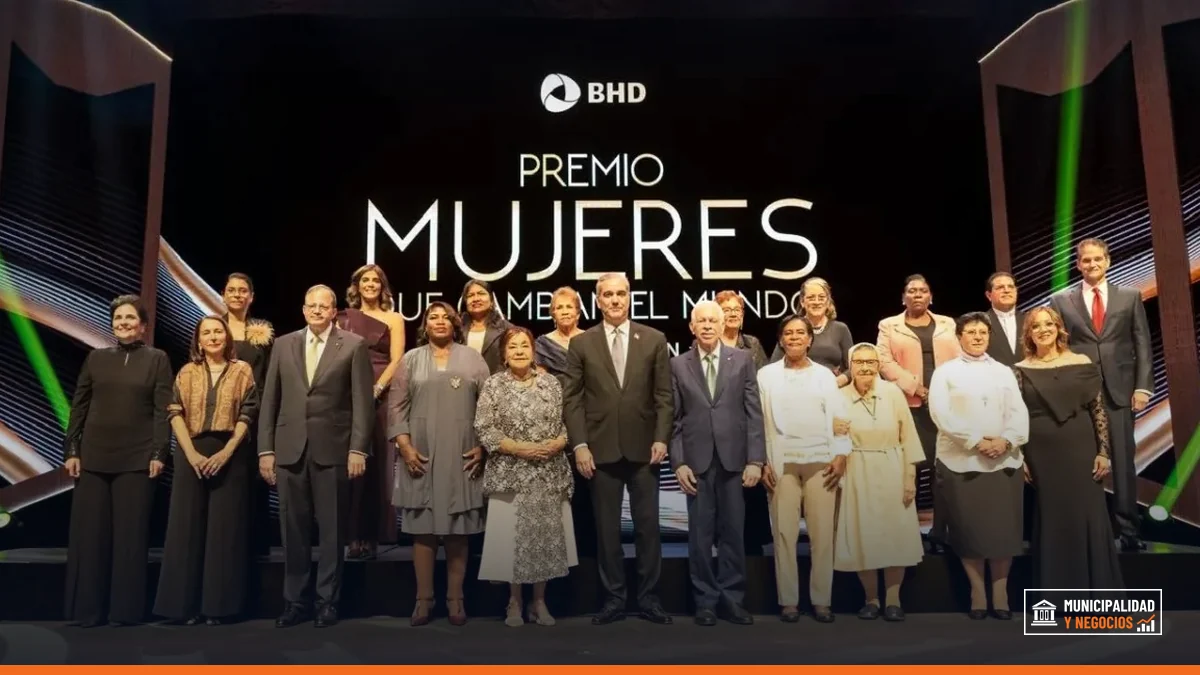 Juana Mercedes de Brioso, líder comunitaria de Monte Plata, fue reconocida como ganadora del Premio Mujeres que Cambian el Mundo.