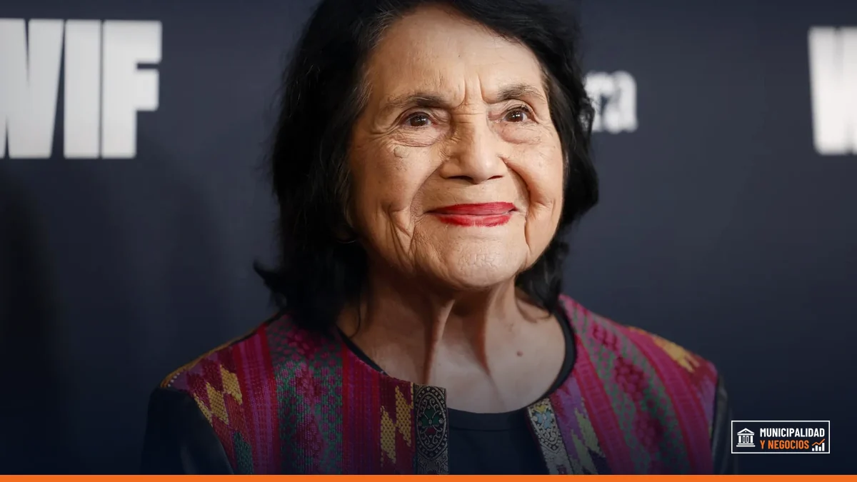 Dolores Huerta en una actividad pública, representando su compromiso con los derechos laborales.