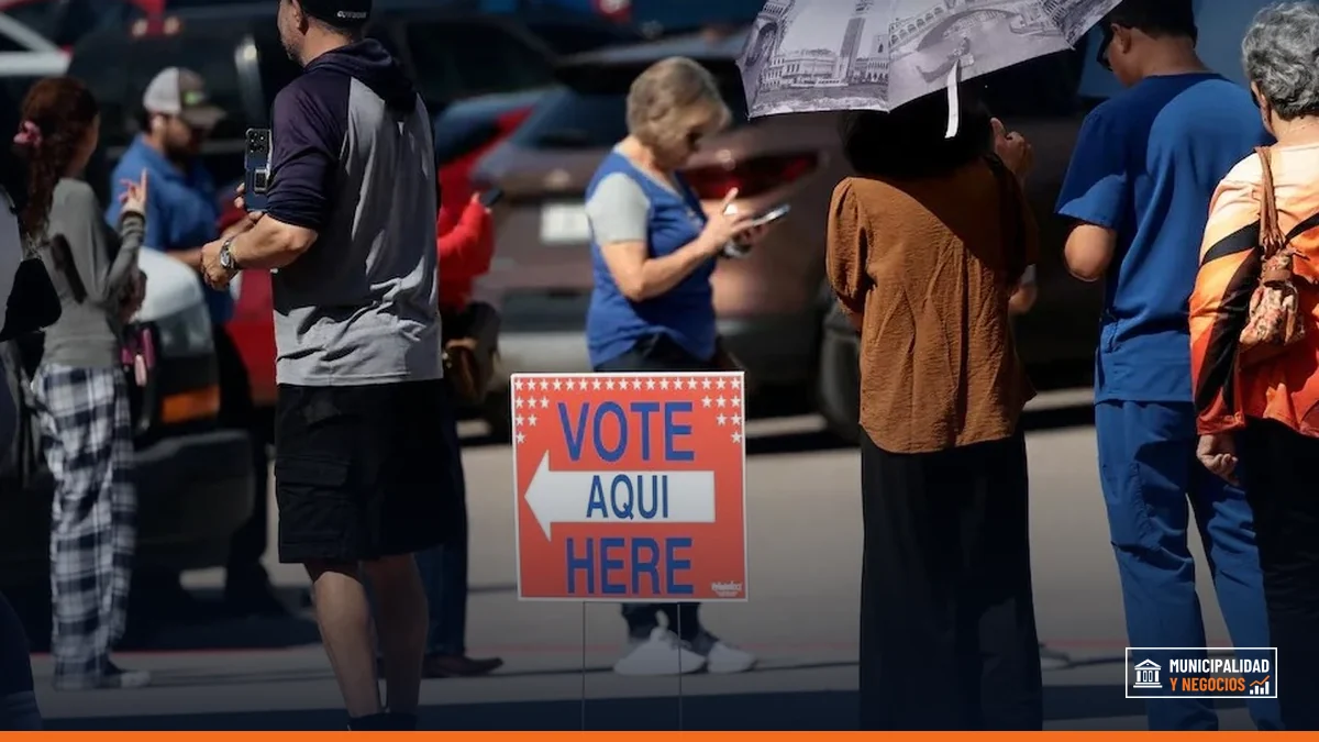 Miles de ciudadanos en fila para emitir su voto anticipado en una mesa electoral.