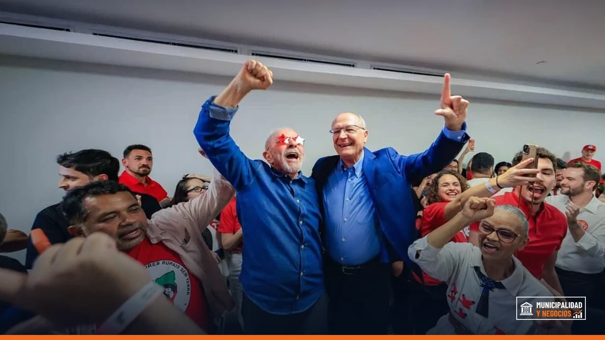 Militantes de Lula celebran en la plaza Cinelândia de Río de Janeiro el triunfo del exmandatario.