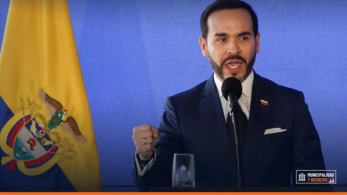 Presidente de Colombia, Abelardo de la Espriella, durante una operación policial en Santa Marta.