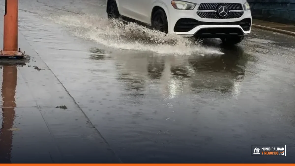 Imagen de un río con agua alta en una zona urbana durante la temporada de lluvias.