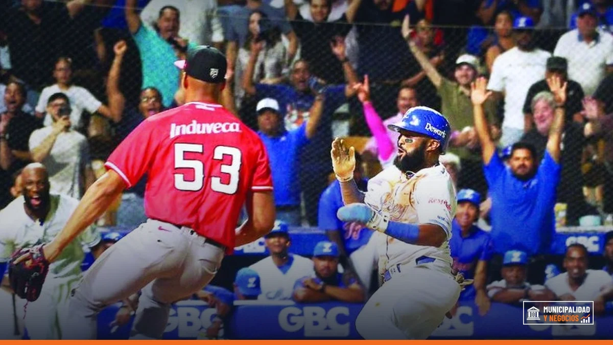 Emilio Bonifacio en acción durante un partido de béisbol.