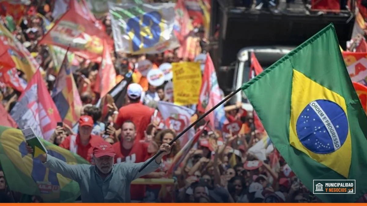 Multitud de simpatizantes de Lula en la playa de Copacabana durante la campaña electoral.