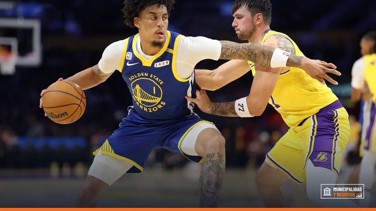 Jugadores dominicanos en acción durante un partido de la NBA.