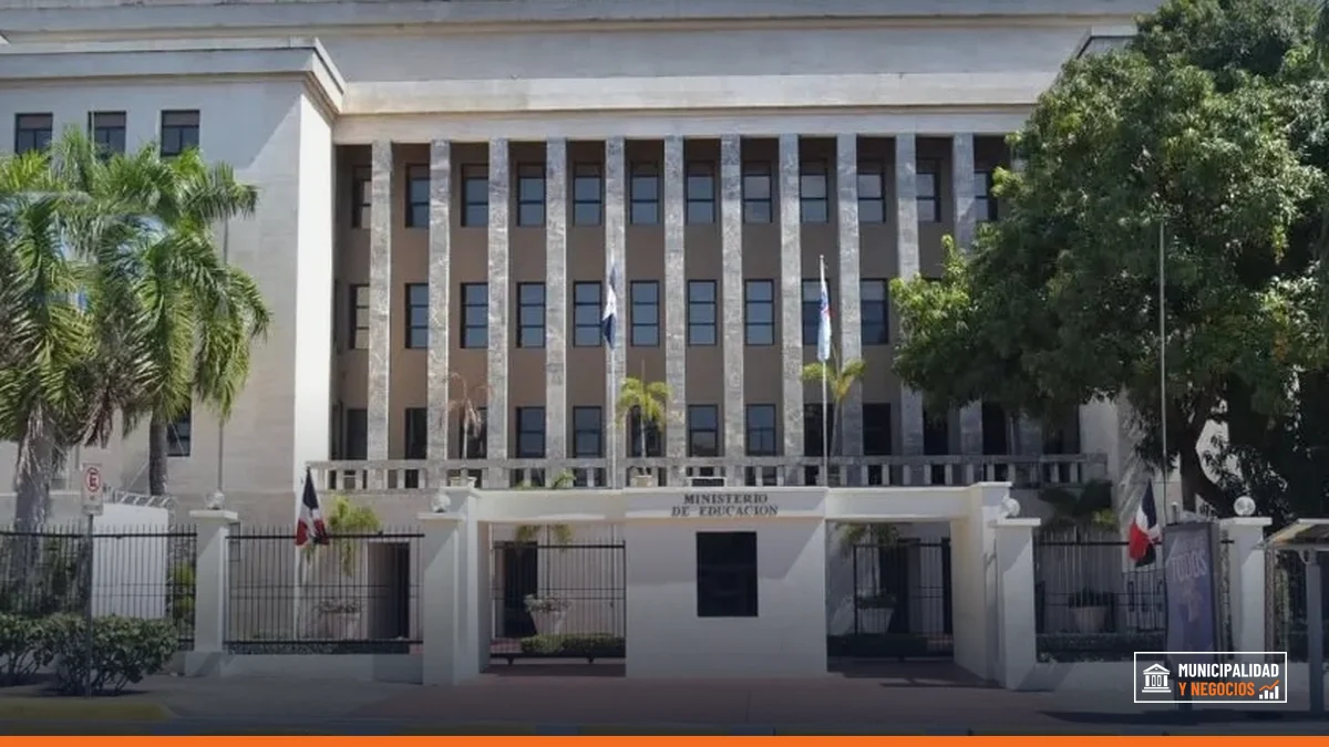 Estudiantes y docentes en un centro educativo durante la suspensión de clases por alertas climáticas.