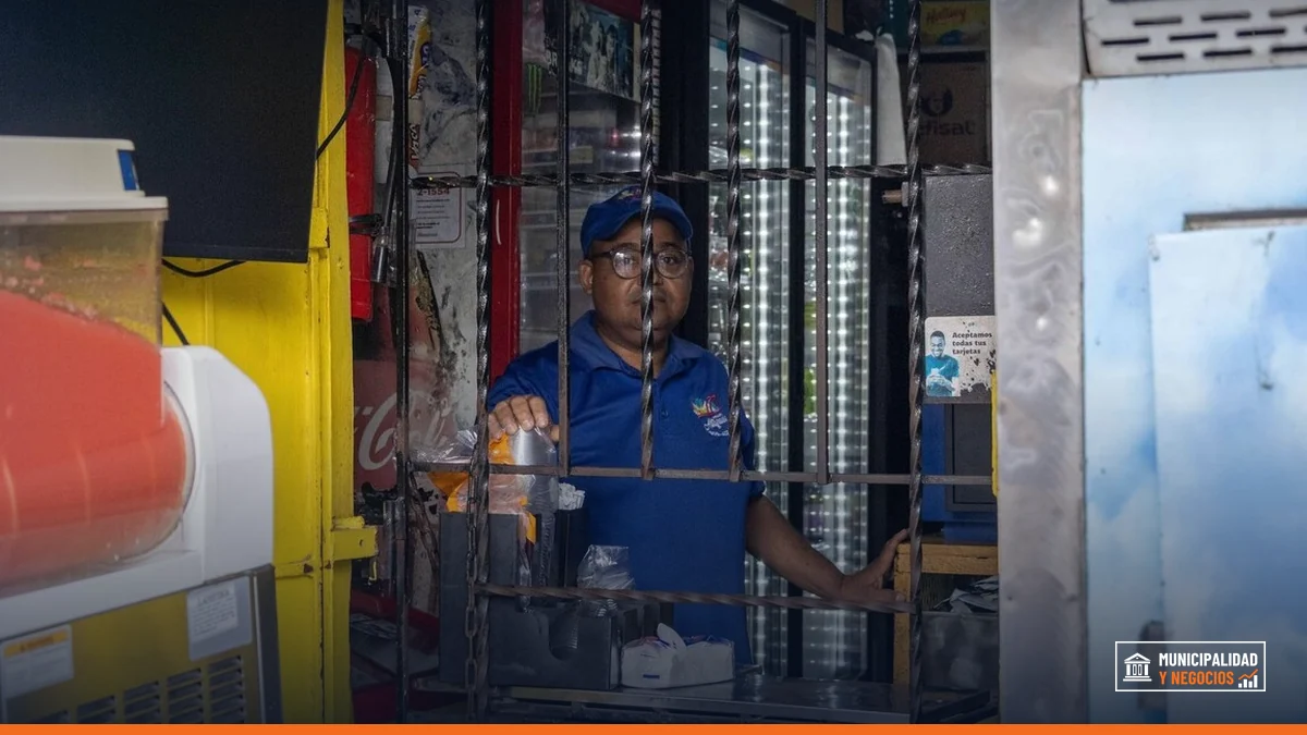 Comerciante protege su negocio con rejas y cámaras en el barrio de Los Jardines del Norte.