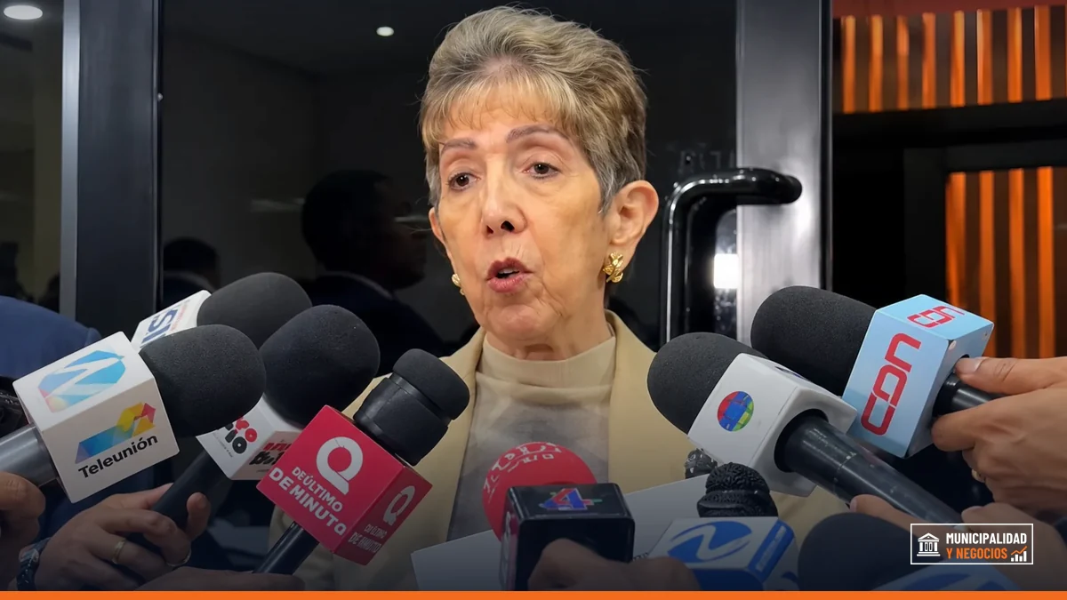 Senadora Ginette Bournigal en una reunión con autoridades de seguridad en Santo Domingo.