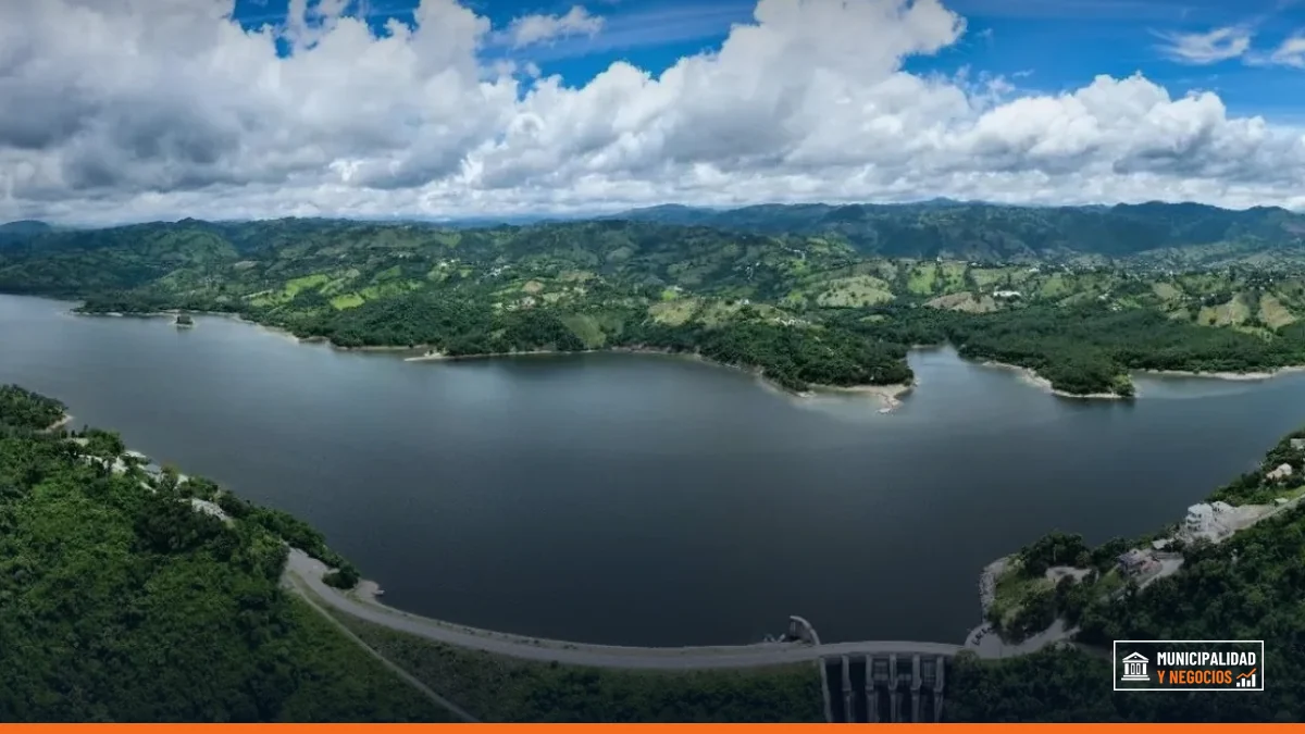Imagen de una presa con agua acumulada tras las lluvias.