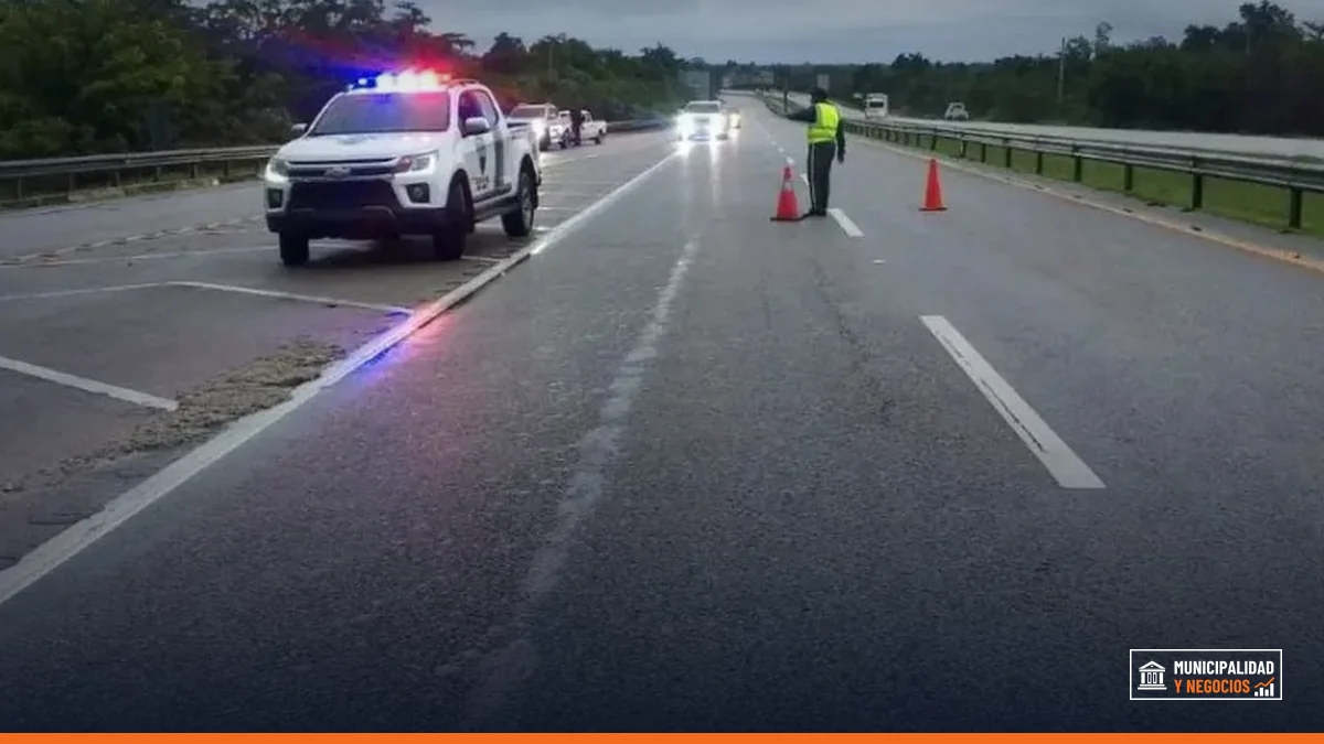 Vista de la Autopista del Coral con condiciones de tránsito complicadas tras accidentes y derrames de combustible.