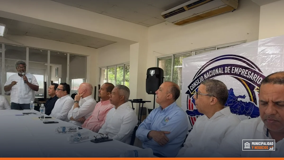 Comerciantes de Dajabón participan en una reunión con representantes del Consejo Nacional de Empresarios y Comerciantes de la Frontera.