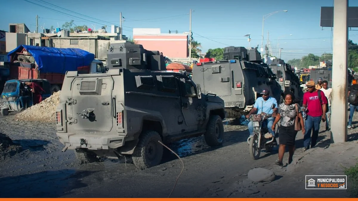 Soldados salvadoreños realizan patrullaje en Puerto Príncipe, Haití, como parte de la operación para rescatar a los cuatro técnicos desaparecidos.