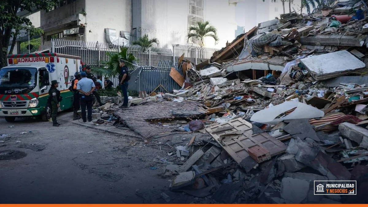 Vecinos de Los Palos Grandes en Caracas revisan los daños causados por los terremotos.