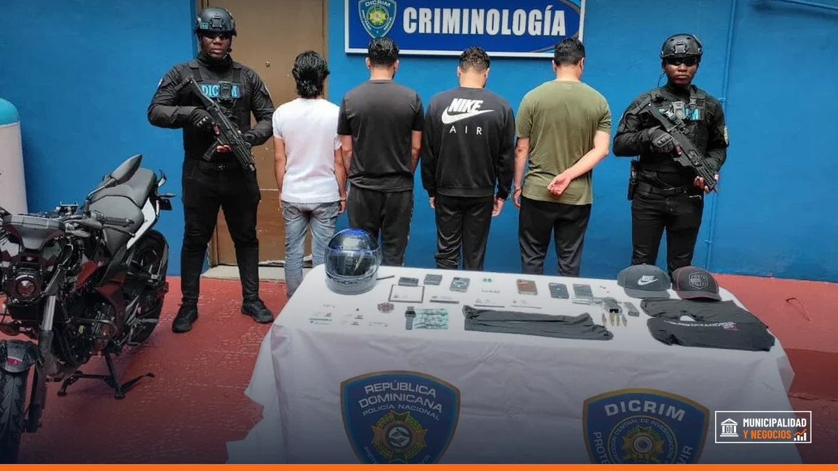 Agentes de la Policía Nacional detienen a cuatro hombres en el sector Piantini.