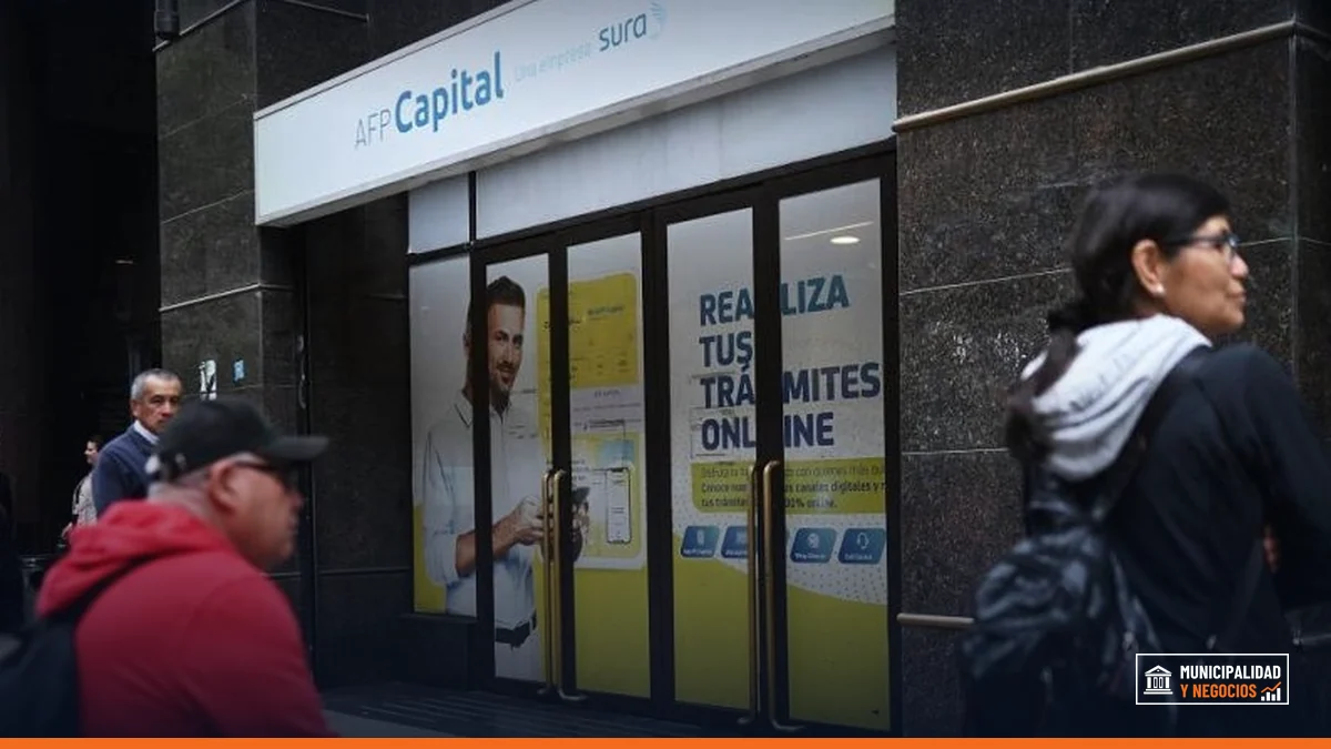 Jubilada chilena en su hogar, expresando su frustración por las pérdidas en su fondo de pensiones.