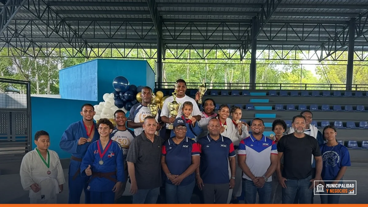 Atletas de la provincia Duarte celebran su victoria en la III Copa Domingo Germán Alcalá de judo.