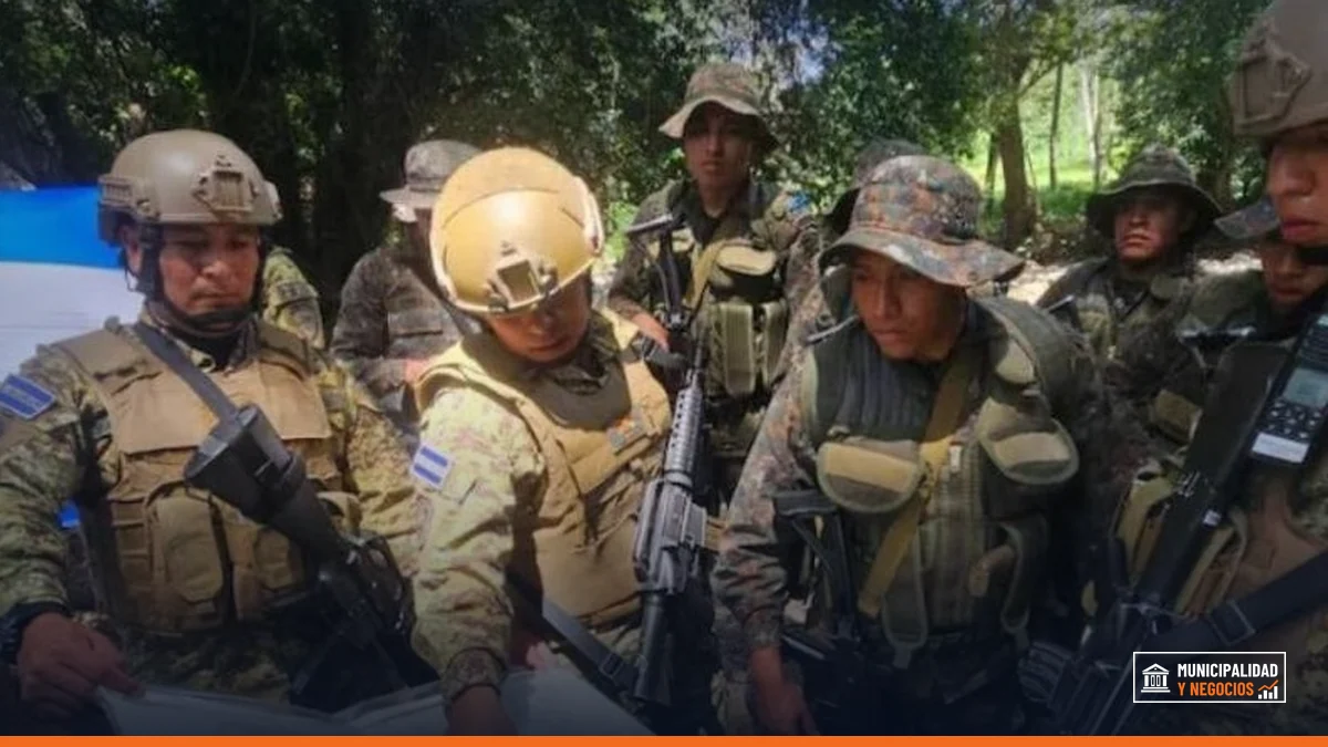 Soldados salvadoreños en despliegue en Haití como parte de la operación para rescatar a técnicos secuestrados.