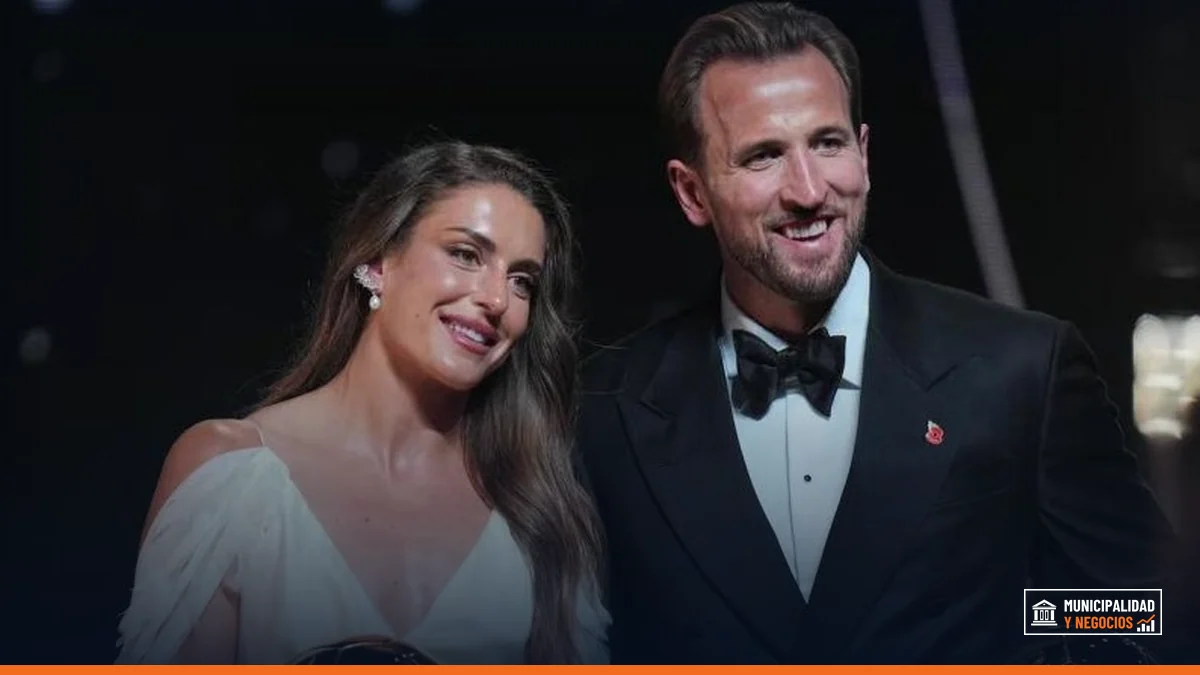 Harry Kane celebrando su victoria en el Balón de Oro.