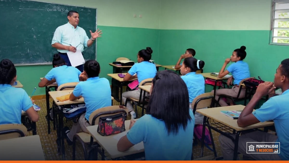 Estudiantes y docentes en una escuela pública durante la suspensión de clases por condiciones climáticas.