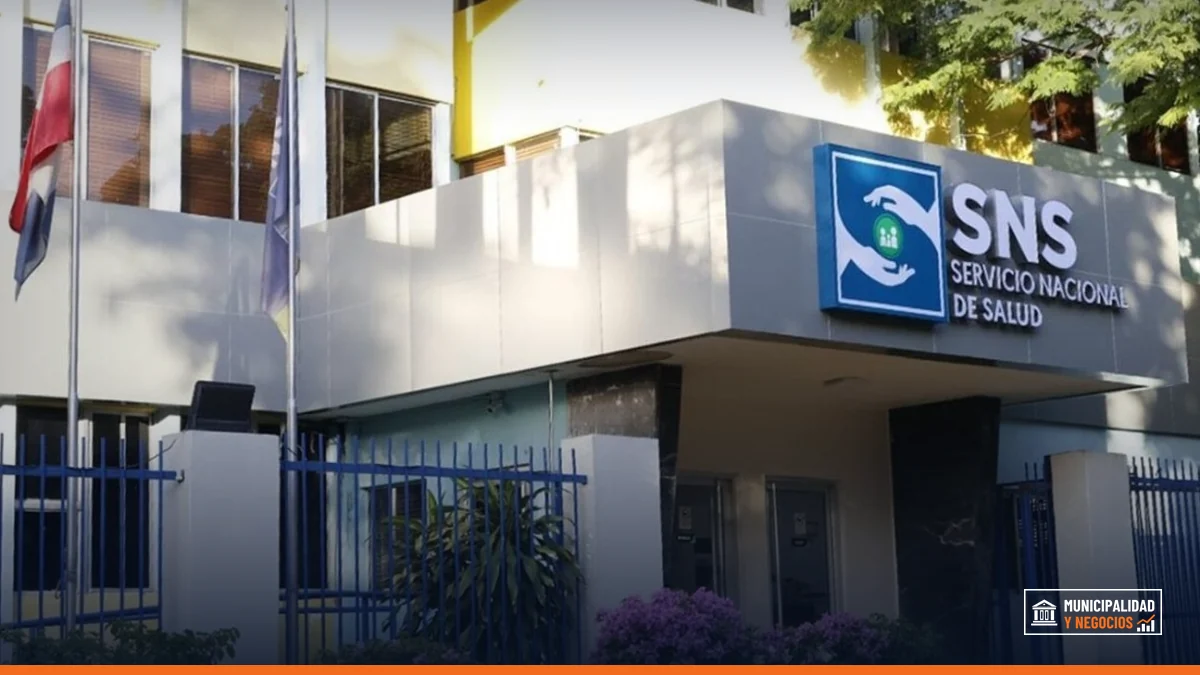 Personal del SNS revisa el funcionamiento de equipos en un hospital público.