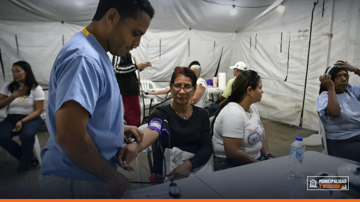 Residentes de Herrera reciben atención médica durante la jornada 'Más Salud y Bienestar'.