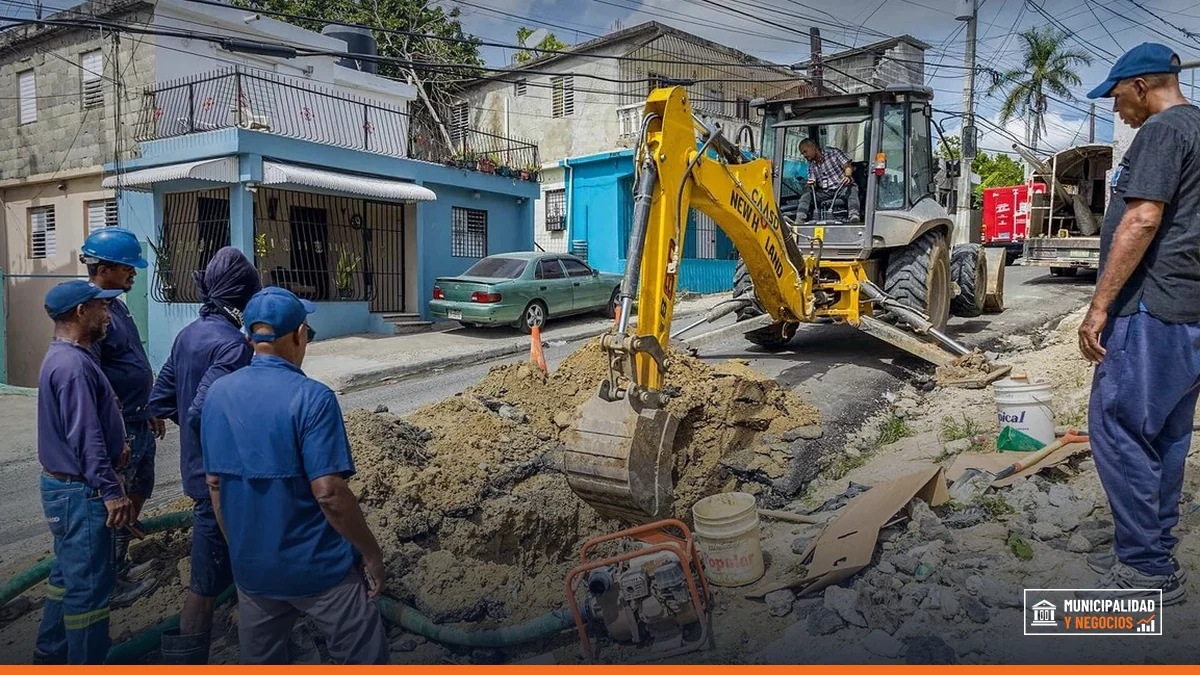 Personal de la Caasd realiza reparaciones en una red de agua potable en Santo Domingo.