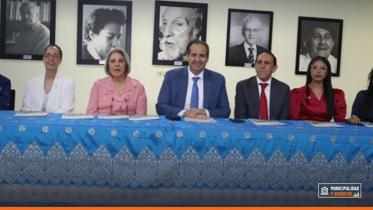 Periodistas y representantes de instituciones participan en la entrega del V Premio Nacional de Periodismo en Salud «Raphy Durán» 2026.