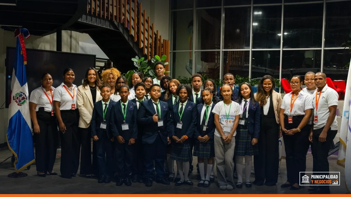 Estudiantes de Perfecto Labs presentan proyectos de robótica y tecnología durante el encuentro.